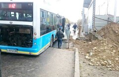 Асфальт под колёсами автобуса в Алматы просел из-за дождя