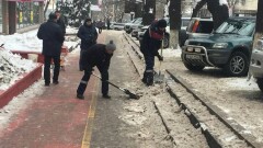Грязный способ очистки тротуаров от снега придумали алматинские коммунальщики