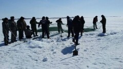 Ушедшего под воду вместе с автомобилем пенсионера продолжают искать в Балхаше