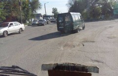 Жители Семея сняли на видео дорогу, по которой отказываются ездить автобусы 