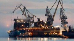 Первую в мире плавучую АЭС запустили в России