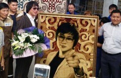 Кайрат Нуртас в Шымкенте получил в подарок ковёр со своим изображением
