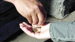 На первомайскую демонстрацию вместе с уральцами вышли попрошайки