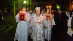 В Вознесенский собор Алматы доставили Благодатный огонь из Иерусалима