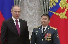 Накрывший собой гранату Серик Султангабиев получил Звезду Героя из рук Путина