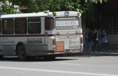 В Шымкенте пассажирка автобуса получила переломы ног из-за лопнувшего колеса