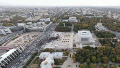 На площади Ала-Тоо в Бишкеке начались столкновения, слышна стрельба