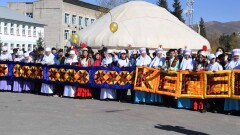 В Алматинской области в честь юбилея района сшили 90-метровое одеяло и раздали 90 килограммов баурсаков