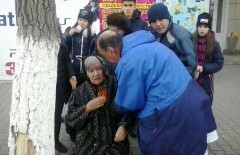 Прохожие спасли женщину, упавшую на улице с инсультом