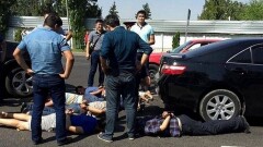Очевидцы сообщили о задержании нескольких мужчин в Алматы