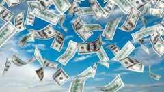 В США грабитель банка разбросал доллары с пожеланиями счастливого Рождества