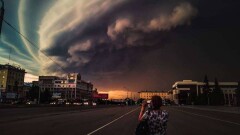 Один человек погиб, более 100 пострадали из-за урагана в российском Барнауле