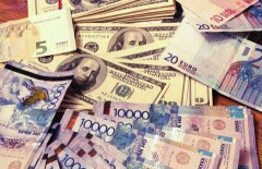 Доллар подешевел на 44 тиына по отношению к тенге