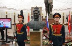 Бюст Героя Советского Союза Талгата Бегельдинова передали музею ВОВ в Москве
