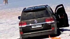 Водитель, заехавший на внедорожнике в озеро Кобейтуз, извинился за свой поступок