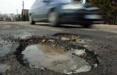 За ямы на дорогах акиматы городов отвечают в суде 