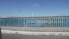 В Семее девушка упала с моста, пытаясь поймать купюру