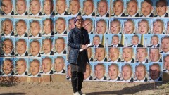 Астанчанка обклеила дом портретами Назарбаева, чтобы спасти его от сноса