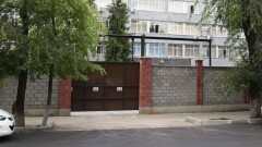 Заборы вокруг двух РУВД в Алматы начальники построили за свой счёт 