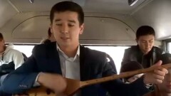 Студенты из Шымкента спели для женщин в автобусе