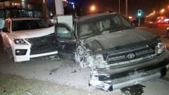 Два дорогих внедорожника влетели в светофорный столб в Алматы