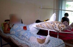 Пассажирке автобуса из Шымкента, сломавшей ноги из-за лопнувшего колеса, не будут возмещать ущерб 