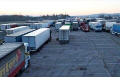 220 грузовиков не могут попасть из Азербайджана в Казахстан из-за шторма 