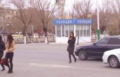 Делающую селфи на проезжей части девушку обматерили водители Кызылорды 