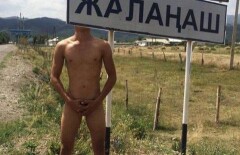 Интернет взбудоражило фото с обнажённым парнем