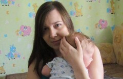 Карагандинка едва не погибла, упав в яму с ледяной водой возле торгового центра