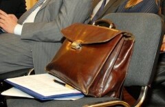 Госслужащие Казахстана пожаловались на ненормальный график работы 