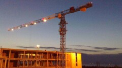 Потенциально опасные башенные краны начали демонтировать в Астане