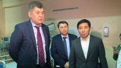 Глава Минздрава извинился перед стоящими в очереди в инфекционную больницу Алматы