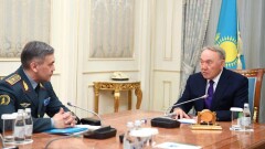 Назарбаев встретился с министром обороны Нурланом Ермекбаевым