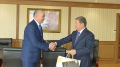 Покупателю миллионного билета на ЭКСПО вручили памятный подарок