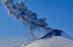 Опасность для авиарейсов создало извержение вулкана на Камчатке