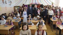 С шашу и дастарханом открыли класс казахского языка в школе в Тюменской области