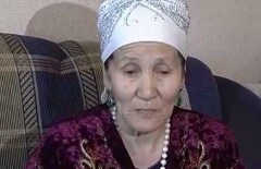 Сестре Алии Молдагуловой оплатили поездку к могиле героини