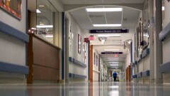 30 пациентов, заражённых Covid-19, выбили дверь больницы в Уральске. Они считают, что здоровы