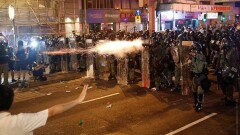 Митинги в Гонконге: Полицейские применили слезоточивый газ против демонстрантов