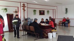 Осуждённого за лжетерроризм учителя привезли на похороны матери под конвоем