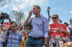 Навального и ещё 1000 протестующих задержали во время акции "Он нам не царь" в России