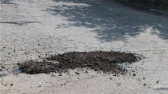Карагандинец залатал дыру на дороге привезённым в багажнике асфальтом