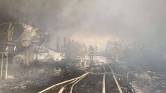 В Алматы на станции техобслуживания произошёл крупный пожар со взрывом, сгорели девять машин