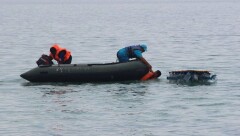Житель Актау на плоту из пластиковых бутылок вышел в море