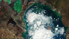 Завораживающий снимок озера Алаколь, сделанный из космоса, опубликовали в Сети