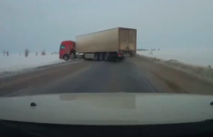 Жуткий сход фуры в кювет на трассе Костанай-Актобе попал на видео