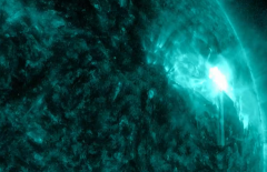 Мощную вспышку на Солнце, прервавшую радиосвязь, зафиксировала NASA на видео