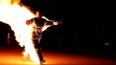 Поджёгшего себя у консульства гражданина Турции тушили снегом
