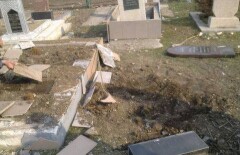Вандалы осквернили могилы на кладбище в ЮКО
